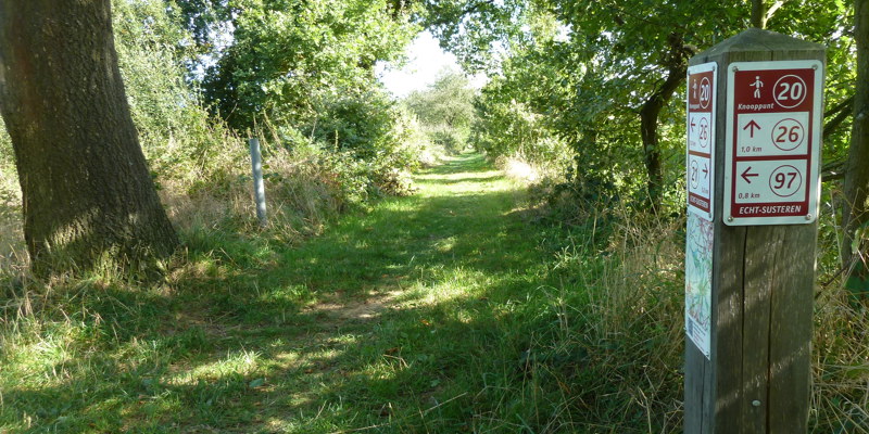 Knooppunten paaltje in het gras in Echt-Susteren